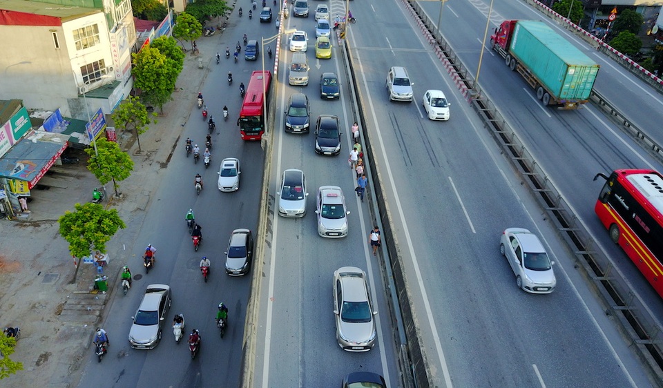 Xe khách, xe ôm "đại náo" cao tốc trên cao ở Hà Nội - 1
Đường cao tốc trên cao thuộc đường Vành đai 3 của Hà Nội, chỉ dành riêng cho ô tô lưu thông và nghiêm cấm việc dừng đỗ, đón trả khách. Tuyến đường này cũng cấm xe máy và xe thô sơ. Tuy nhiên, thời gian qua, hàng loạt xe khách vẫn ngang nhiên dừng đỗ, đón trả khách ở một số điểm chuyển làn.