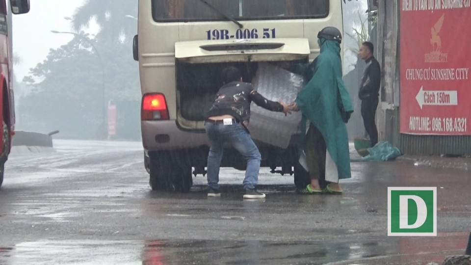 Nhức nhối xe khách dừng đỗ tuỳ tiện ở cửa ngõ phía Bắc Thủ đô - 1
Hàng ngày, đoạn đường gần lối lên cầu Thăng Long giao với đường Nguyễn Hoàng Tôn thường xuyên diễn ra tình trạng các xe khách đi tuyến Hà Nội đến các tỉnh phía Bắc dừng đỗ trái phép để chèo kéo, bắt khách dọc đường.