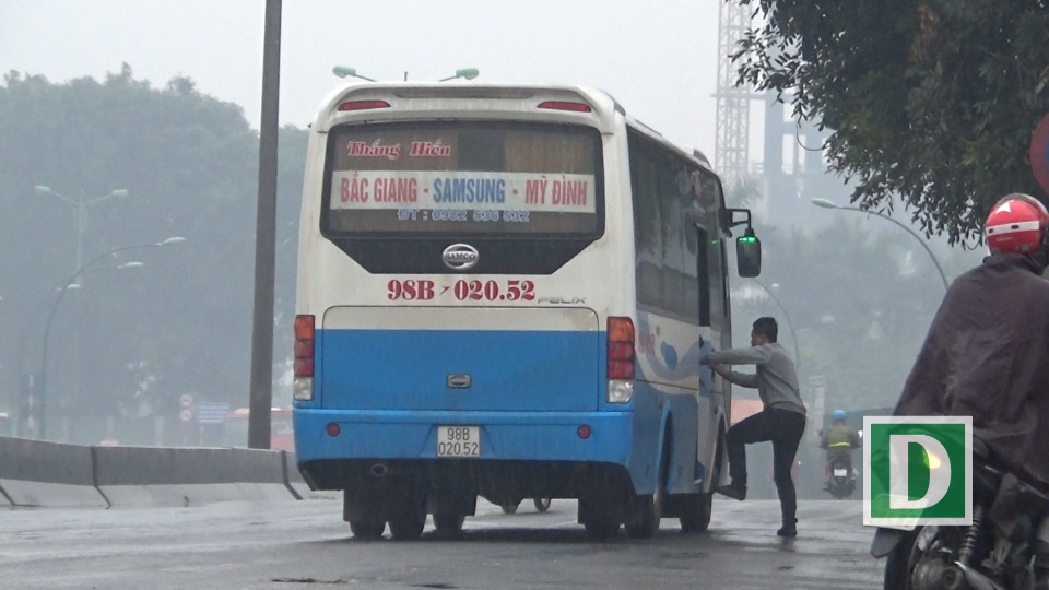 Nhức nhối xe khách dừng đỗ tuỳ tiện ở cửa ngõ phía Bắc Thủ đô - 2
Tình trạng xe khách đi qua tuyến Phạm Văn Đồng lên cầu Thăng Long thường xuyên bắt khách dọc đường được các cơ quan chức năng xử lý trong vài năm gần đây nhưng đến nay vẫn tồn tại.
