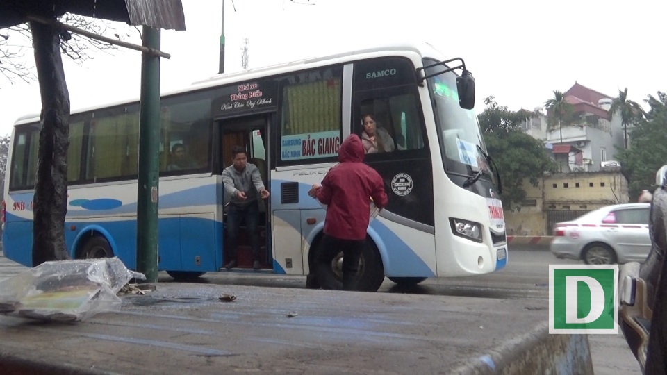 Nhức nhối xe khách dừng đỗ tuỳ tiện ở cửa ngõ phía Bắc Thủ đô - 5
Xe khách vô tư đón khách, nhận hàng.