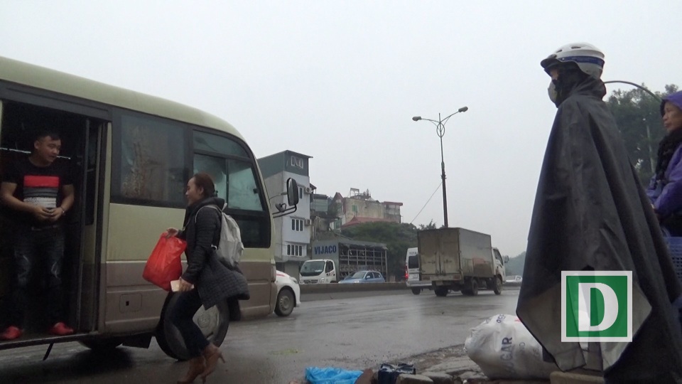 Nhức nhối xe khách dừng đỗ tuỳ tiện ở cửa ngõ phía Bắc Thủ đô - 7
Tình trạng đón trả khách sai quy định khu vực đường lên cầu Thăng Long gây nhiều bức xúc cho dân cư trong khu vực.