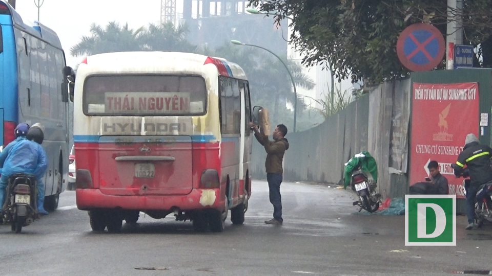 Nhức nhối xe khách dừng đỗ tuỳ tiện ở cửa ngõ phía Bắc Thủ đô - 8
Tuyến đường này có lưu lượng phương tiện lưu thông lớn, hoạt động dừng đỗ bữa bãi của các xe khách khiến giao thông hỗn loạn, nguy cơ ùn tắc, tai nạn cao.