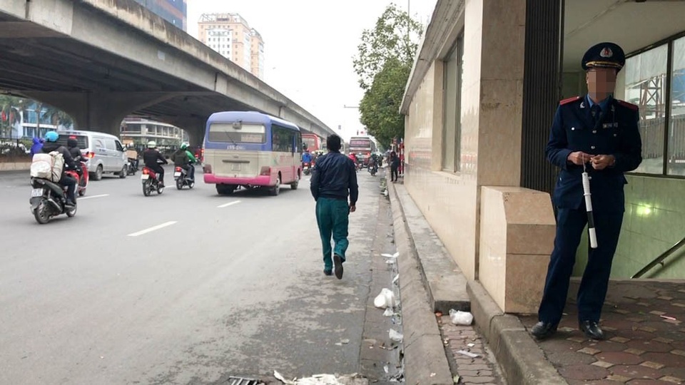 Hà Nội: Tình trạng xe khách dừng đỗ dọc đường tăng cao dịp cuối năm - 3
Các nhà xe vi phạm ngay cả khi có sự xuất hiện của lực lượng chức năng.