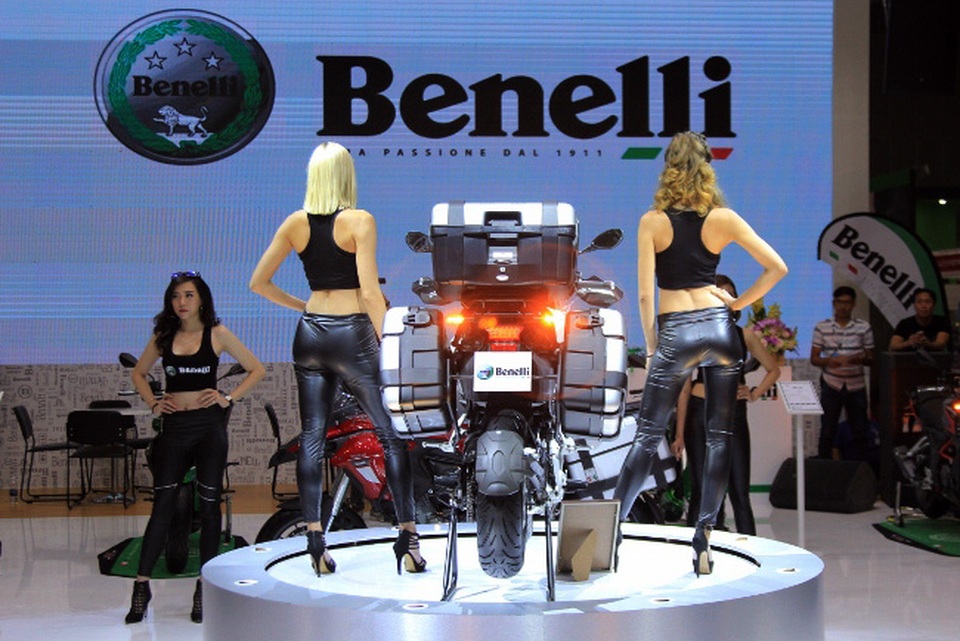 Benelli TRK 502 gây sốc với giá bán 136 triệu đồng - 4
Chiếc xe này sử dụng bộ lốp Pirelli Angel 120/70-17 cho bánh trước và 160/60-17 cho bánh sau.