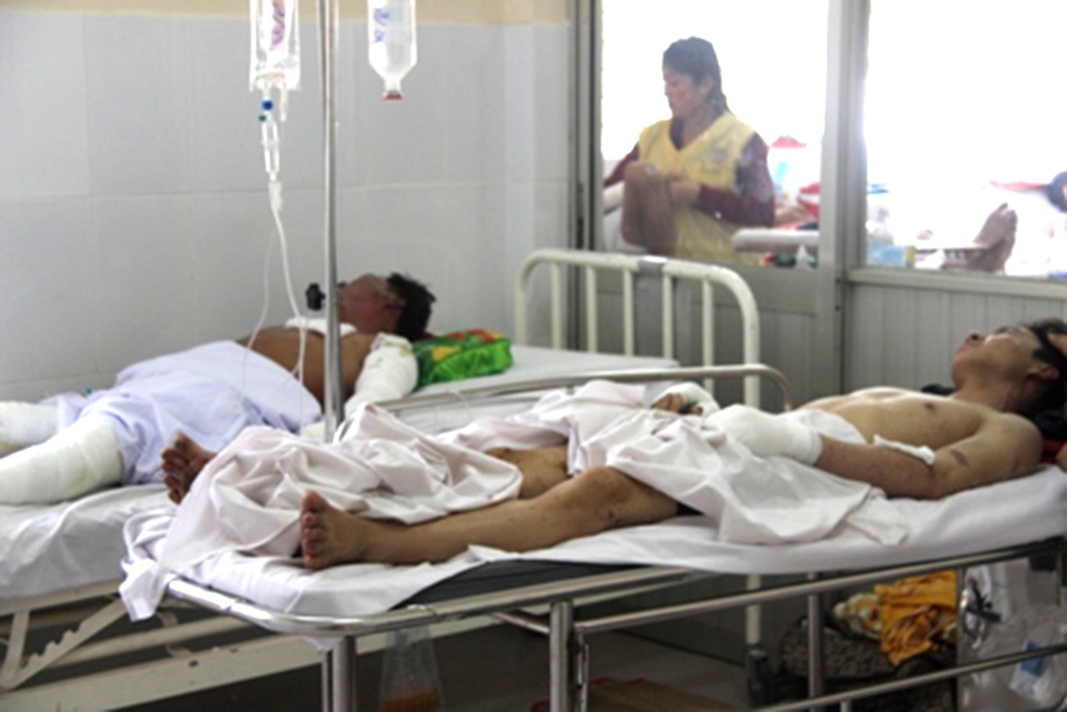 Nguyên nhân ban đầu vụ lò kẽm phát nổ làm 8 người bị thương - 2 Nạn nhân vụ nổ lò nấu kẽm đang được điều trị tại bệnh viện.