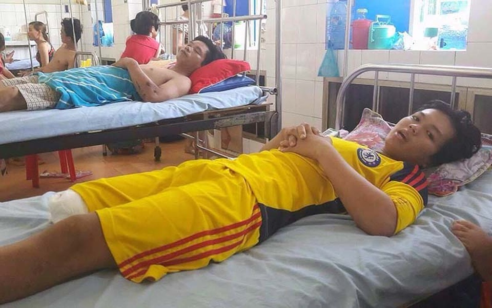 Bộ Y tế yêu cầu báo cáo vụ thanh niên 16 tuổi bị cắt chân oan sau ngã xe - 1
Giang đang nằm điều trị tại Bệnh viện đa khoa Đồng Tháp. Ảnh: Vietnamnet