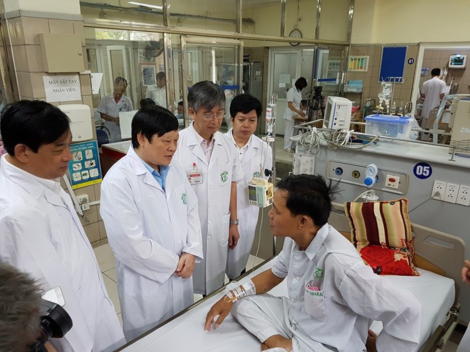 Bệnh nhân chạy thận kể lại giây phút hoảng hồn khi bị sốc - 1
Thứ trưởng Bộ Y tế Nguyễn Viết Tiến (đứng thứ 2 từ trái sang) hỏi thăm bệnh nhân Quang vừa từ bệnh viện Đa khoa Hòa Bình chuyển về Bạch Mai (Hà Nội) - Ảnh: Hồng Hải
