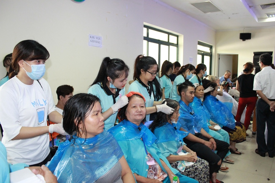 Khi bệnh nhân khi được cắt tóc, gội đầu, ăn cơm miễn phí - 1 Các bệnh nhân được gội đầu
