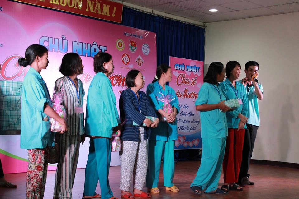 Khi bệnh nhân khi được cắt tóc, gội đầu, ăn cơm miễn phí - 4 Các bệnh nhân được tặng những suất quà