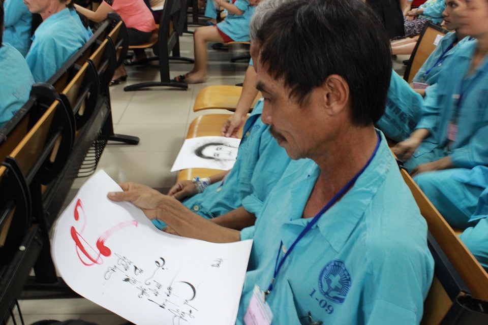 Khi bệnh nhân khi được cắt tóc, gội đầu, ăn cơm miễn phí - 3 Và được tặng thư pháp