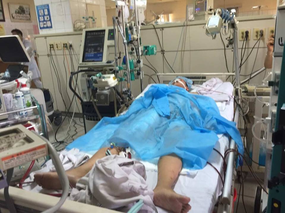 
Mặc dù được nhiều bác sĩ giỏi nhất bệnh viện Bạch Mai và những phương tiện hiện đại nhất hỗ trợ nhưng bệnh nhân Nguyện đã không thể qua khỏi (Ảnh: N.H)
