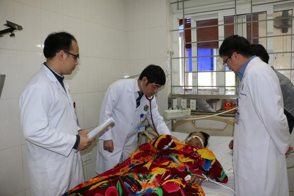 Thêm 6 người nhập viện cấp cứu vì sưởi ấm bằng than - 1 Hiện tại anh Tình hết sức nguy kịch, đang được các bác sĩ chăm sóc, theo dõi sát sao