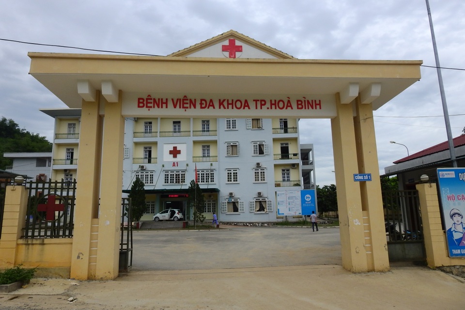 Bác sĩ uống bia trong giờ làm việc: Giám đốc Bệnh viện sẵn sàng nhận khuyết điểm - 1
Bệnh viện Đa khoa Thành phố Hòa Bình, nơi xảy ra vụ việc 4 y, bác sĩ uống bia trong giờ làm việc.