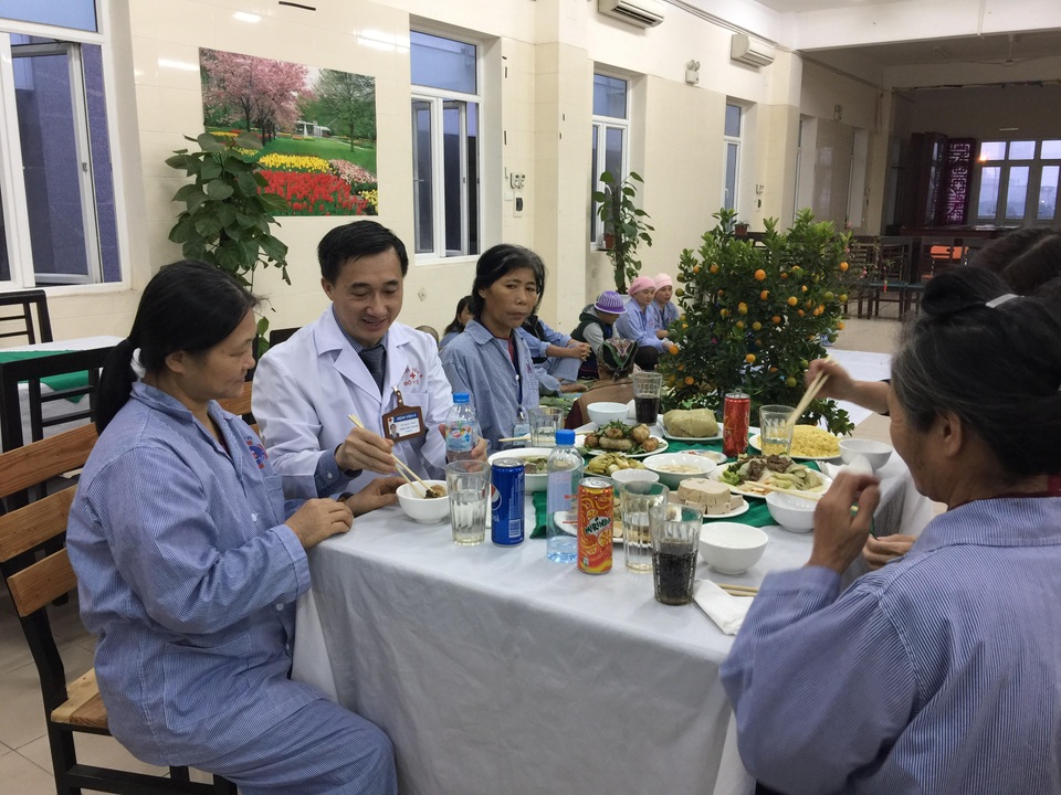 Chủ tịch Quốc hội tặng quà Tết cho hơn 100 bệnh nhân ung thư - 3 Chủ tịch Quốc hội tặng quà Tết cho hơn 100 bệnh nhân ung thư - 3