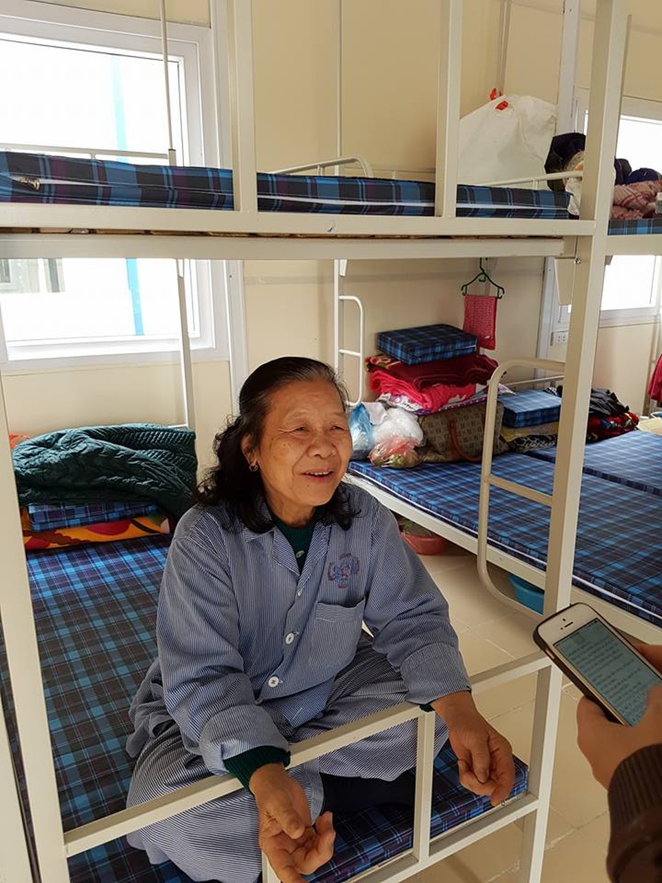 Hà Nội: Chỗ trọ miễn phí cho người bệnh ung thư - 5 Bác Uyên vui mừng, nói cười không ngớt vì nơi ngủ mới sạch sẽ, ấm cúng hơn nhiều so với nhà trọ.