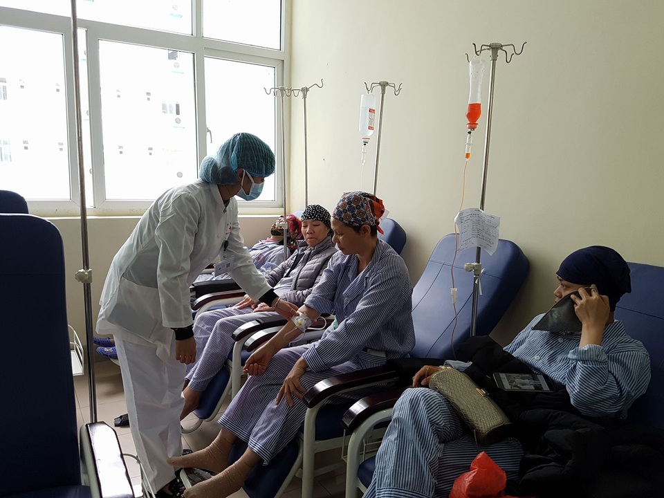 Hà Nội: Chỗ trọ miễn phí cho người bệnh ung thư - 9
Tại khu vực điều trị ban ngày, người bệnh có ghế nằm truyền khoảng 3 tiếng. Sau đó họ sẽ về nhà lưu trú nghỉ ngơi.