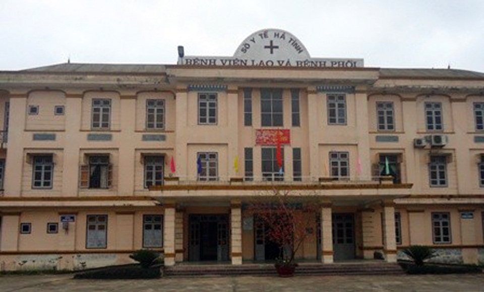 Hưởng lương y sĩ, 106 bác sĩ hệ chuyên tu chịu thiệt thòi nhiều năm - 1 Bệnh viện Lao phổi Hà Tĩnh hiện có 6 bác sỹ chưa được chuyển ngạch, vẫn hưởng lương y sỹ.