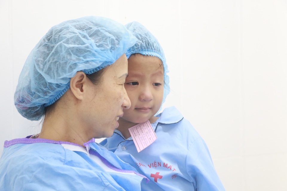 Phẫu thuật mắt miễn phí cho trẻ em dưới 16 tuổi - 1 Nhiều em bé đã được phẫu thuật mắt miễn phí thành công tại Bệnh viện Mắt Huế