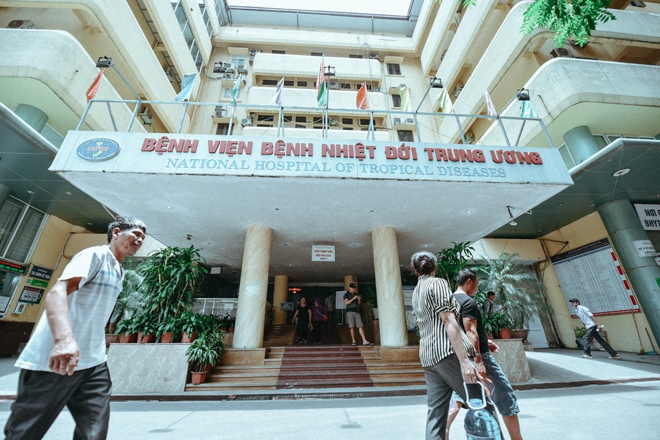 
Dịch sốt xuất huyết đang hoành hành ở nhiều nơi. Số ca nhiễm bệnh tăng nhanh, nhiều ca nặng ở phía Bắc được chuyển về bệnh viện Nhiệt đới Trung ương khiến nơi đây trở thành điểm nóng điều trị bệnh, nhiều thời điểm rơi vào tình trạng quá tải.
