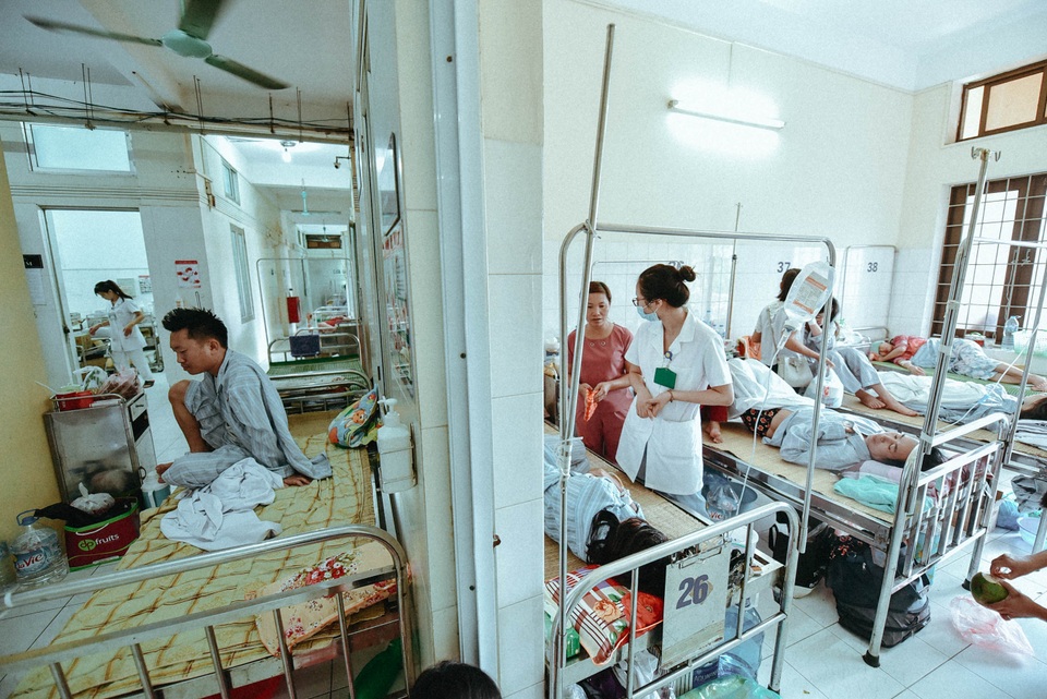 
Bệnh nhân nằm kín khoa điều trị ở bệnh viện Nhiệt đới.

Theo các bác sĩ, ở người bệnh sốt xuất huyết, 3 ngày đầu không nguy hiểm tính mạng dù có sốt cao, trừ với những trường hợp đặc biệt như người mắc bệnh mãn tính kèm theo,phụ nữ có thai, trẻ em. Vì vậy, bác sĩ thường không chỉ định nhập viện ngay, mà hướng dẫn bệnh nhân về nhà hạ sốt, theo dõi và tái khám.
