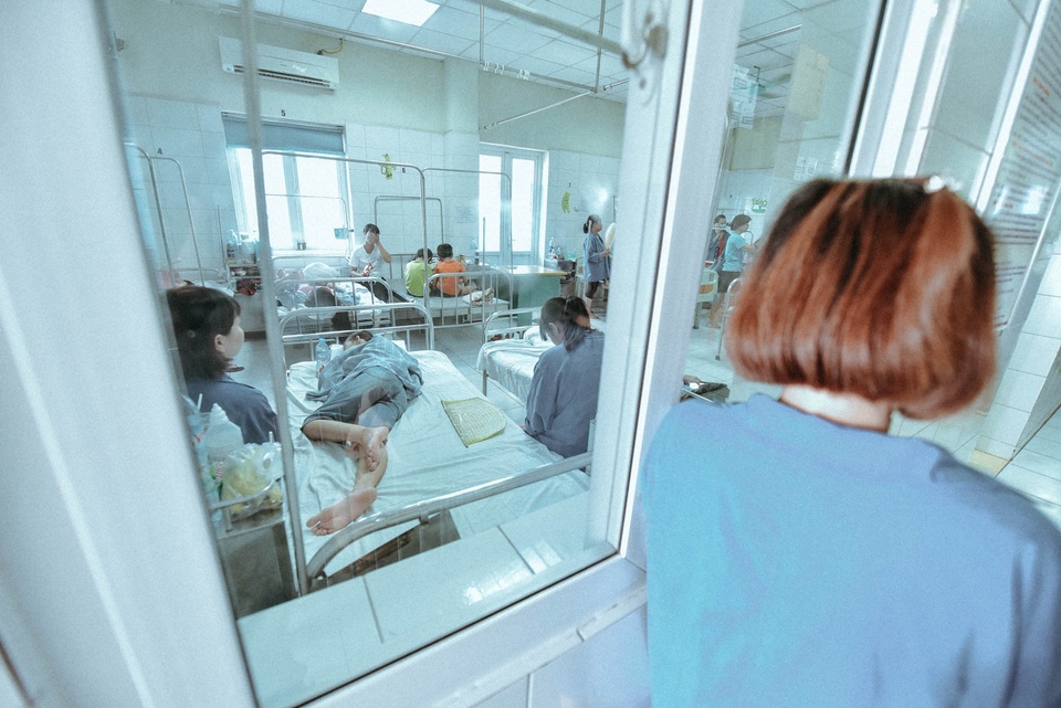 
Phòng điều trị bệnh nhân sốt xuất huyết được cách ly khá chặt chẽ. Những ngày này, bệnh viện liên tục phải tăng cường ca khám để phục vụ kịp thời bệnh nhân.
