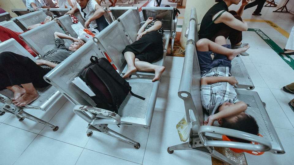 
Mới tuần trước, bệnh viện đã phải mở thêm 3 phòng khám chuyên về sốt xuất huyết, nay đã nâng lên 10 phòng khám nhưng vẫn không đủ đáp ứng, khiến người bệnh phải vạ vật chờ đợi.
