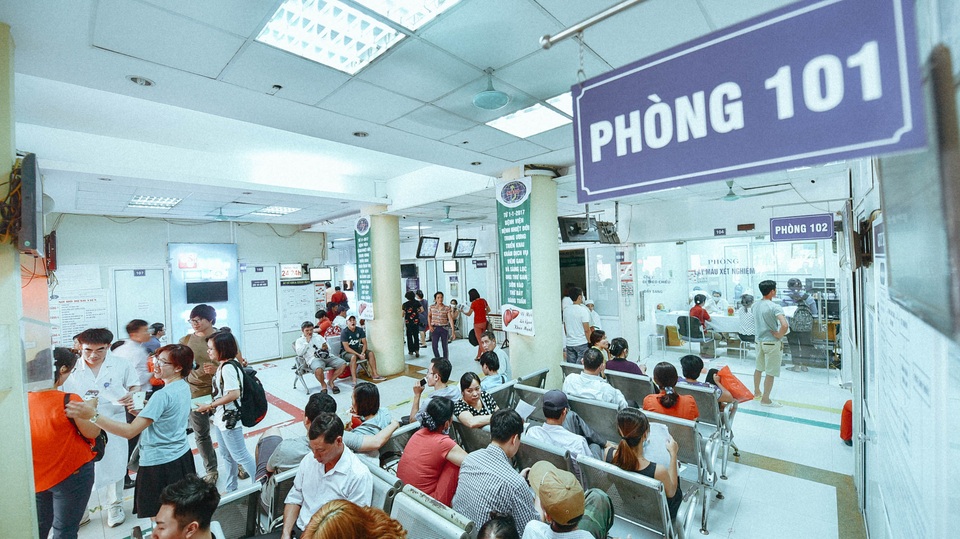 Bệnh nhân sốt xuất huyết chạy 4 viện vẫn không được vào điều trị - 4 Ngày cao điểm bệnh viện có 700 bệnh nhân SXH đến khám, nhưng tỉ lệ đủ tiêu chuẩn nhập viện dưới 10% mà vẫn rất quá tải. Ảnh: Toàn Vũ.
