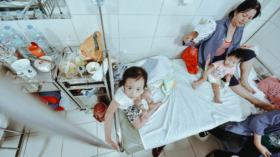 
Tại khoa Nhi cũng diễn ra tình trạng quá tải cục bộ. PGS.TS Bùi Vũ Huy, trưởng khoa Nhi, cho biết khoa có 24 giường đều đã dành cho bệnh nhân sốt xuất huyết nhưng hiện đang nhận tới 36 bệnh nhân vì vừa có thêm 12 bệnh nhân nhập viện.
