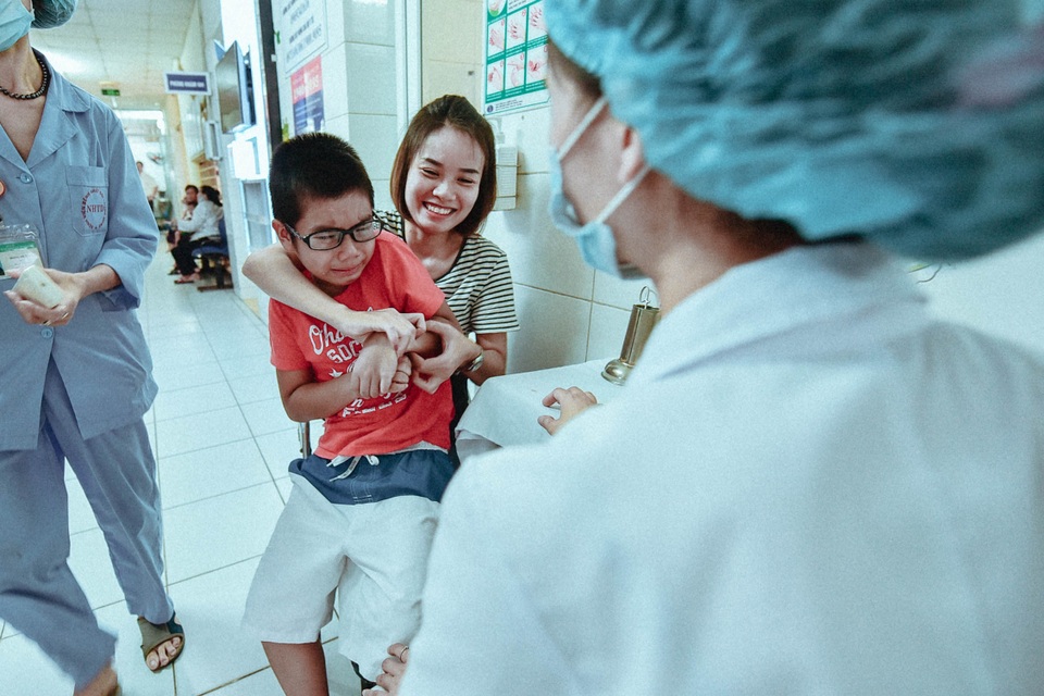 
Bé trai tỏ vẻ sợ hãi khi được bác sĩ thăm khám. Thời điểm hiện tại, mọi biểu hiện sốt ở trẻ đều khiến các gia đình ở Hà Nội lo lắng.
