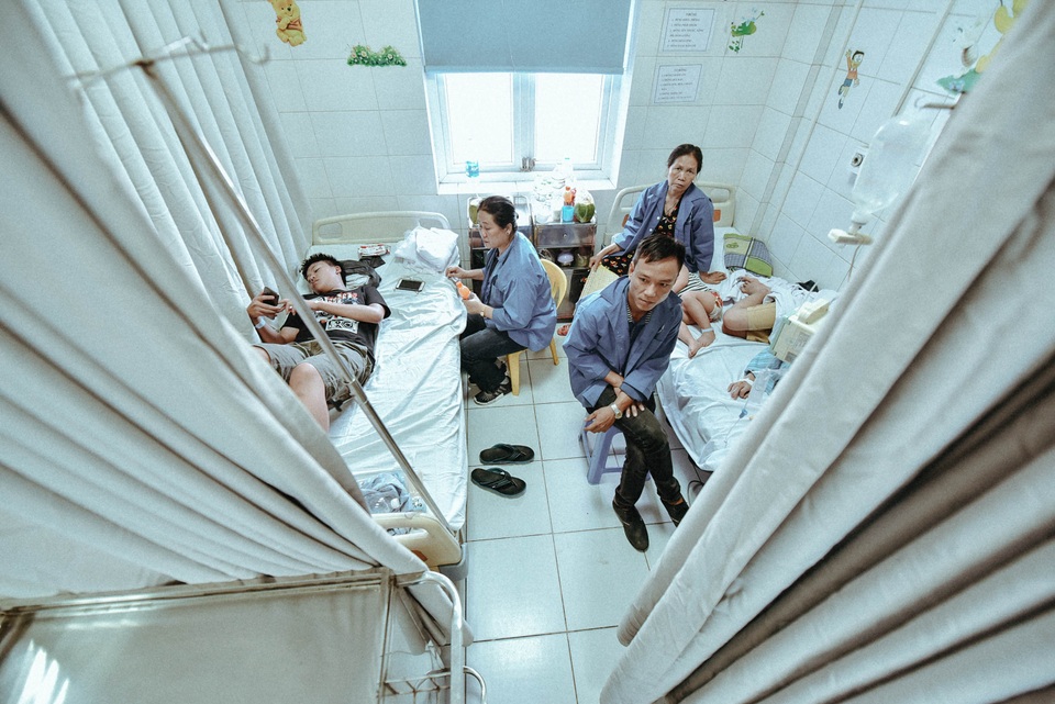 
Một buồng bệnh nhân ở viện Nhiệt đới.

Những trường hợp tiệm cận “tiêu chuẩn” nhập viện thì nằm lưu theo dõi vài tiếng đồng hồ, khi dạy hạ nhiệt, bù dịch, chăm sóc ổn định là được về nhà theo dõi.
