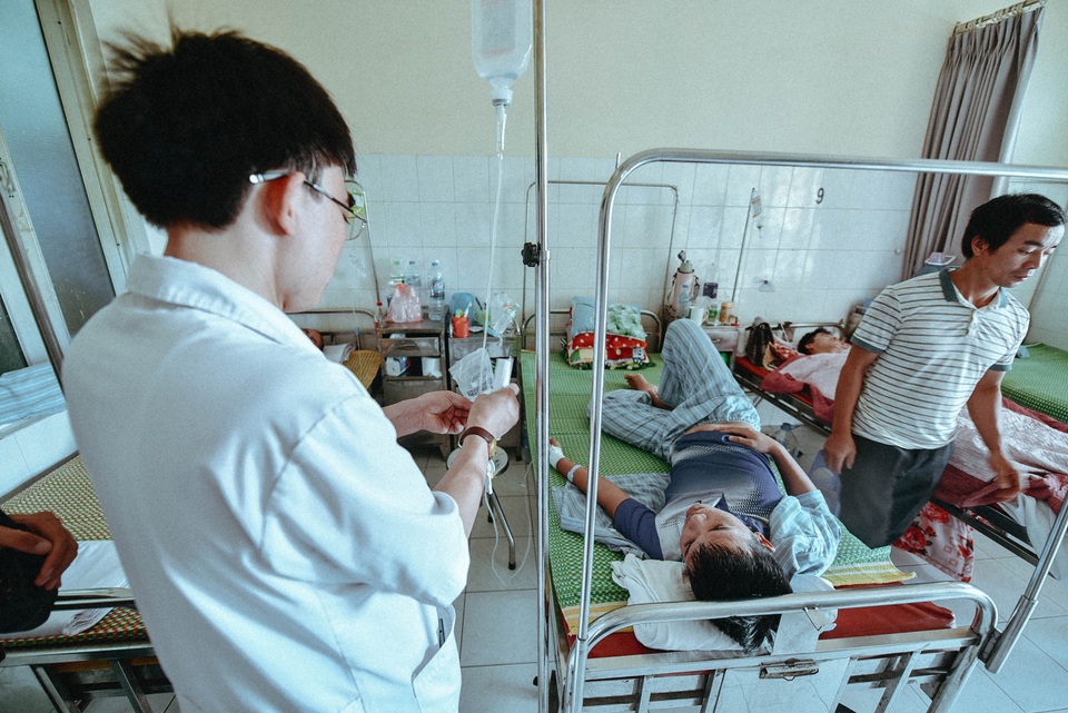 
Như tại khoa Khám bệnh, mỗi ngày khám khoảng 500 - 700 bệnh nhân. Đỉnh điểm ngày 26/7, cả phòng khám nhi lên đến 700 bệnh nhân, nhưng số bệnh nhân có chỉ định nhập viện chỉ là 46 người lớn, 12 trẻ em.
