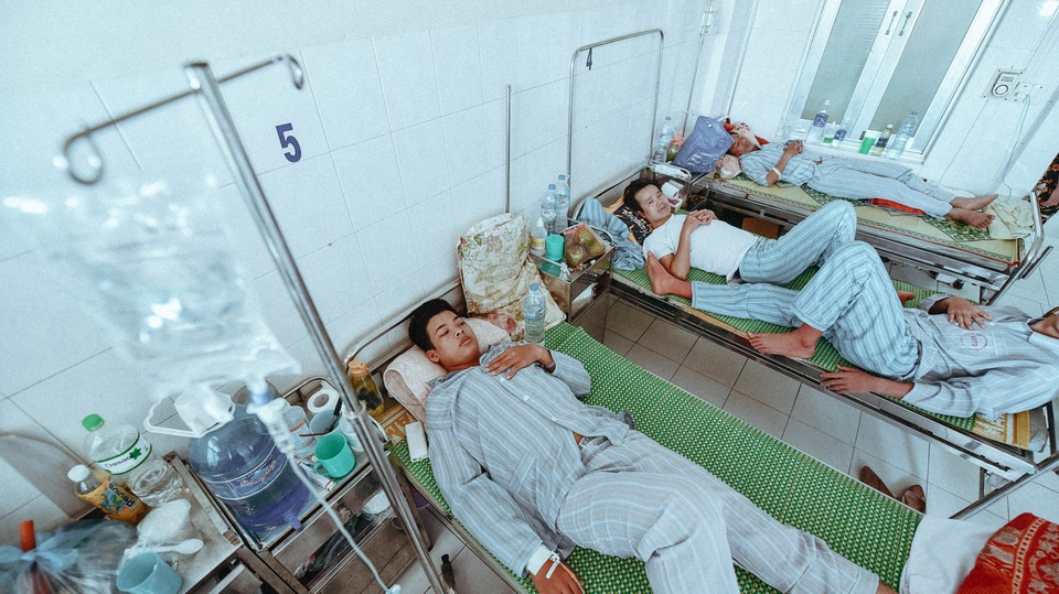 
Tình trạng bệnh nhân sốt xuất chạy quanh các bệnh viện xin nhập viện diễn ra khá phổ biến. Theo các bác sĩ, đối với những trường hợp chưa đủ nặng, điều này là không cần thiết, bệnh nhân có thể được điều trị ở nhà, kết hợp việc thường xuyên tới các cơ sở điều trị.
