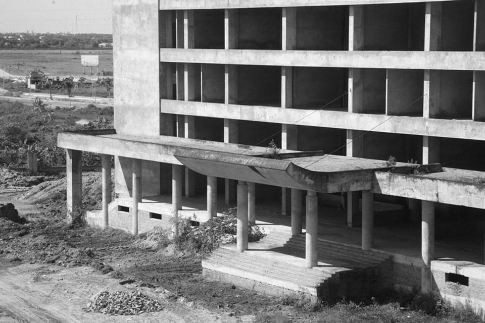 Cận cảnh “bệnh viện trăm tỷ” bỏ hoang sau 10 năm khởi công - 5 Được biết, nhằm chấn chỉnh tình trạng làm chậm tiến độ dự án, ngày 28/9/2012, UBND tỉnh Nam Định đã tổ chức họp kiểm điểm tiến độ thi công xây dựng gói thầu BVH2 thuộc dự án Bệnh viện đa khoa quy mô 700 giường tỉnh Nam Định.