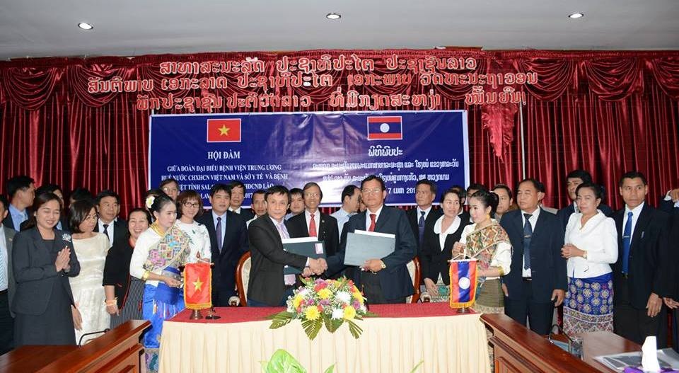 Chuyển giao kỹ thuật, đào tạo miễn phí và hỗ trợ dịch vụ y tế cho nước bạn Lào - 2 Nhiều ký kết ghi nhớ phía Bệnh viện Trung ương Huế sẽ hỗ trợ chuyển giao kỹ thuật, đào tạo miễn phí và hỗ trợ dịch vụ y tế, giá chăm sóc điều trị cho người Lào