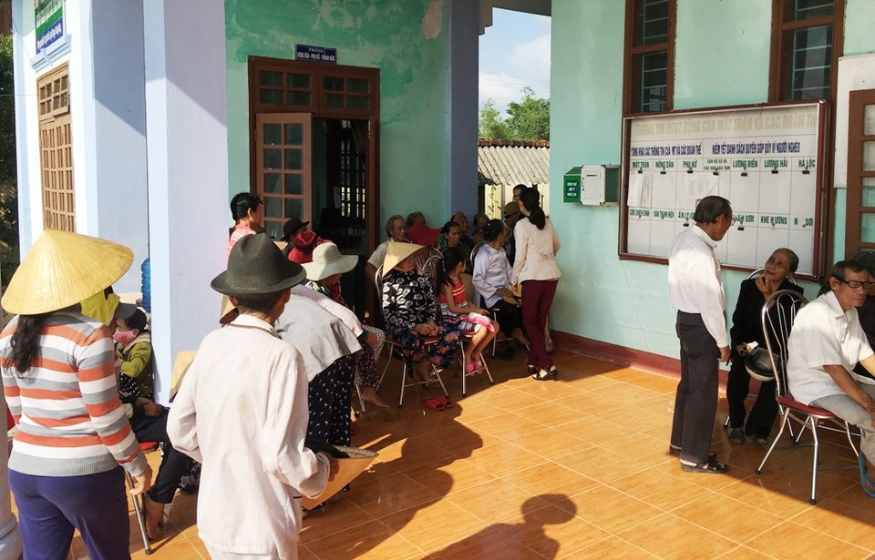 Đông người dân đến địa điểm khám chữa bệnh từ sáng sớm