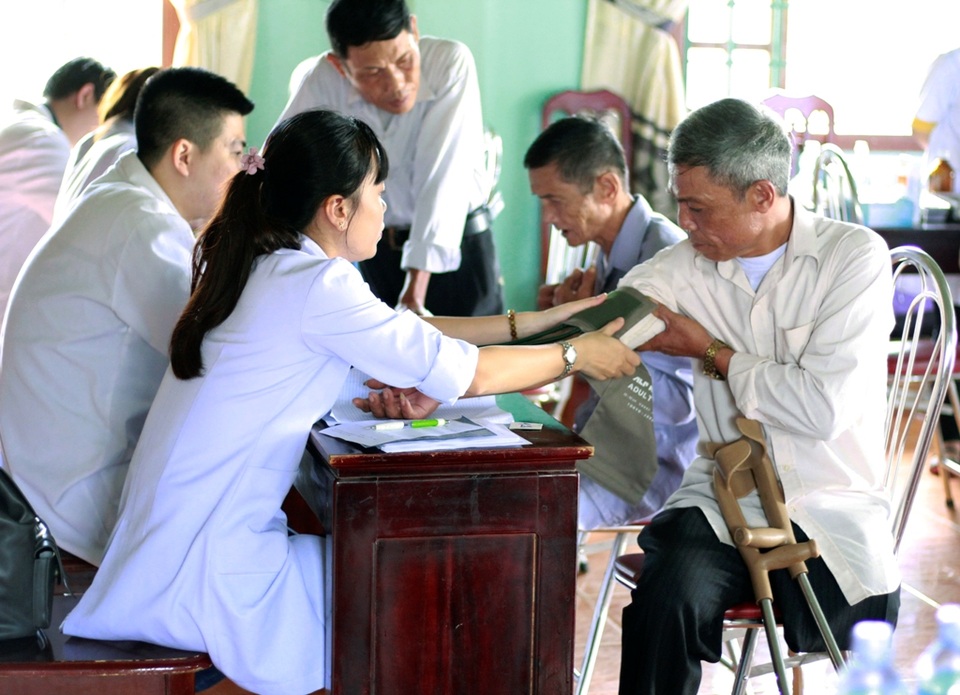 Các thương bệnh binh tới khám bệnh