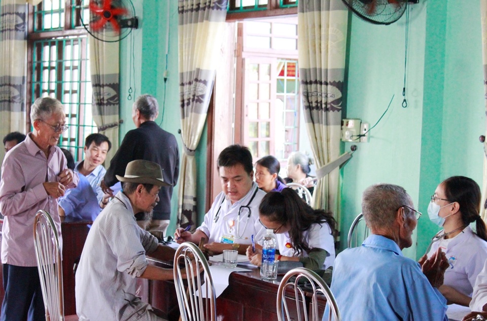 Người dân Quảng Trị vui vẻ trước đoàn khám chữa bệnh nhân đạo của Bệnh viện Trung ương Huế