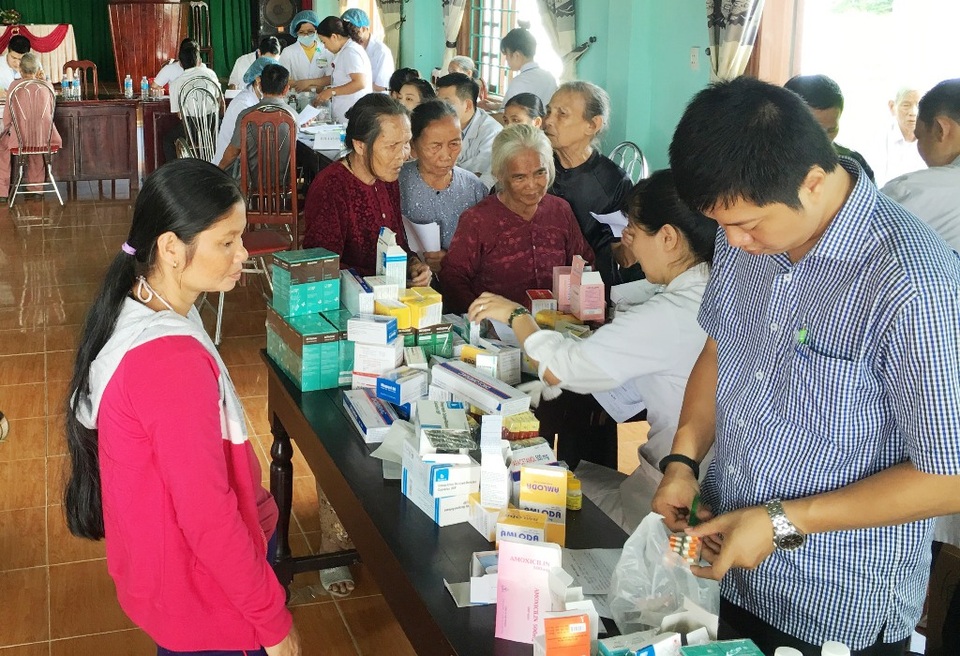 Mọi người chờ lấy thuốc