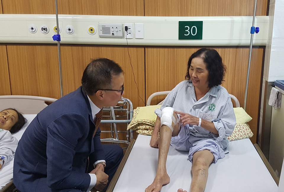 Khớp “hỏng đâu thay đấy” nhờ can thiệp Robot hiện đại - 1 Bệnh nhân cử động khớp gối, đi lại dễ dàng sau thay khớp. Ảnh: Hồng Hải.