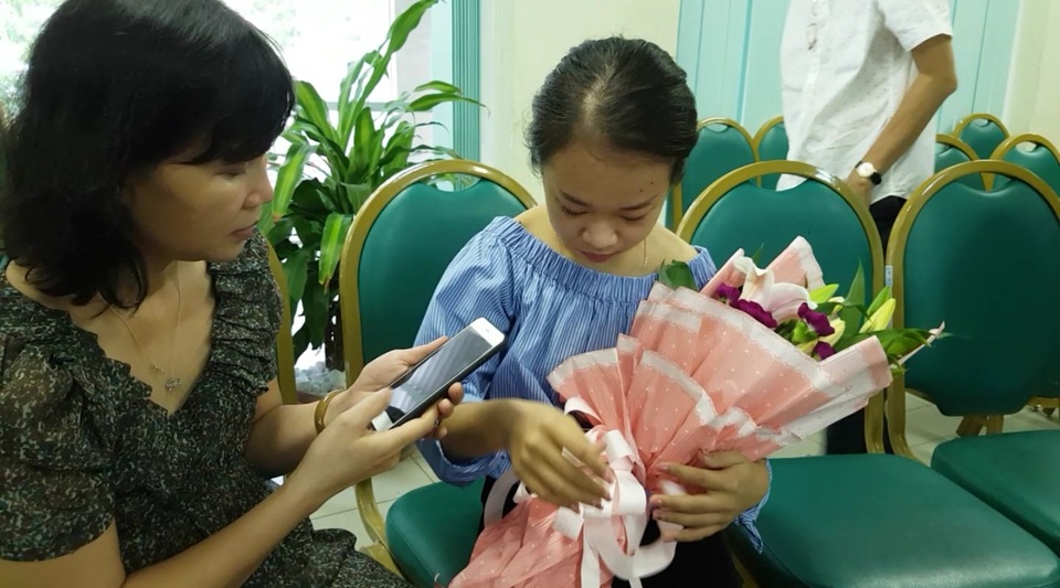 Bệnh nhân vụ chạy thận thương xót cán bộ y tế ở Hoà Bình - 1
Bệnh nhân L. (người ôm hoa) chia sẻ rất thương xót các bệnh nhân nhưng rồi cũng rất thương các điều dưỡng, y tá, bác sĩ ở Hòa Bình bởi họ rất tận tâm