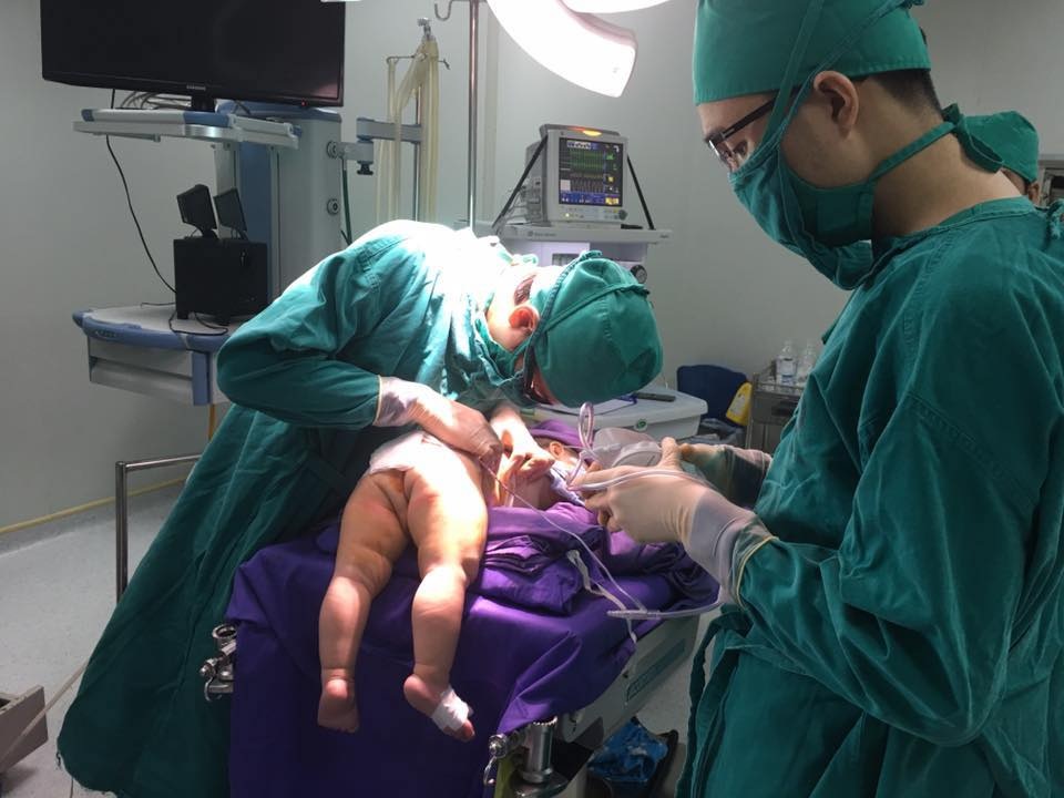 Tạo hình mông thành công cho bé trai khiếm khuyết nhiều bộ phận - 2 Sau hơn 4 tiếng phẫu thuật, các bác sĩ đã sửa chữa nhiều khiếm khuyết trên cơ thể cậu bé. Ảnh: BS cung cấp.