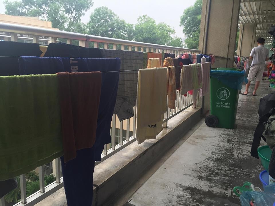 Mất 5 nghìn giặt một chiếc áo trong bệnh viện - 1 Cảnh phơi đồ ngoài hành lang bệnh viện Bạch Mai sáng 19/5. Ảnh: T.V