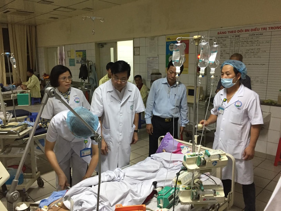 Bổ sung máy chạy thận hỗ trợ Hòa Bình sau vụ sốc hàng loạt khi lọc máu - 1 PGS.TS Lương Ngọc Khuê thăm bệnh nhân vụ nghi sốc hàng loạt khi chạy thận tại BV Đa khoa tỉnh Hoà Bình. Ảnh: L.H