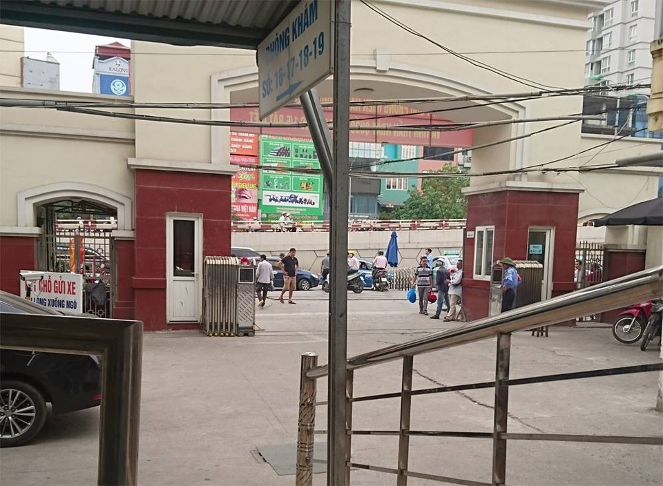 Cò mồi cải trang giống bảo vệ, dàn hàng "lùa" bệnh nhân sang phòng khám tư - 2 Cò mồi cải trang giống bảo vệ, dàn hàng "lùa" bệnh nhân sang phòng khám tư - 2