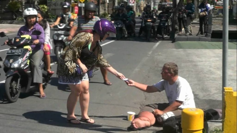 Holst từng xuất hiện ở thành phố Hồ Chí Minh cũng như nhiều quốc gia Đông Nam Á khác