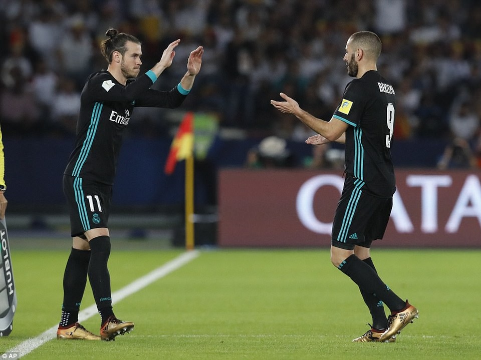 Real Madrid lên kế hoạch tống khứ Benzema - 1
Benzema (phải) nhiều khả năng sẽ phải chia tay Real Madrid vào tháng 1/2018