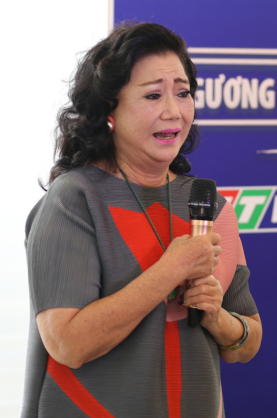 NSND Kim Cương tự nhận mình từng là "nạn nhân" của một vài MC - 2 NSND Kim Cương cũng nhấn mạnh đến hai từ “liều lượng” khi nói. MC dù biết nhiều nhưng cũng phải cân nhắc khi nói sao cho vừa đủ, không thừa không thiếu.