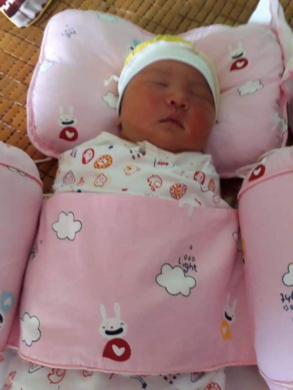 
Bé gái sơ sinh nặng tới 4,2kg bị bỏ rơi.
