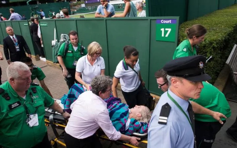 Dính chấn thương nặng, tay vợt phải thở oxy tại Wimbledon - 2 Sau đó, cố đã được đưa tới bệnh viện