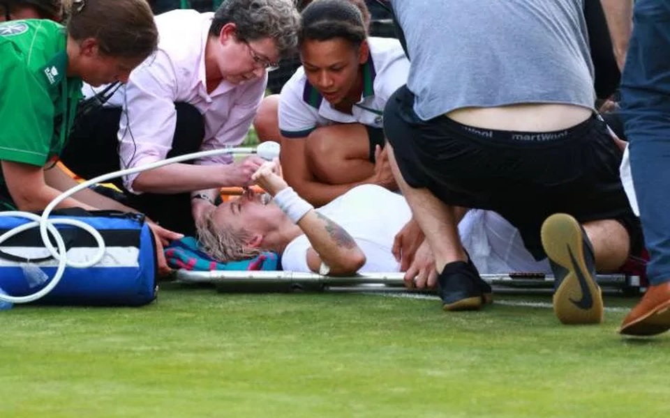 Dính chấn thương nặng, tay vợt phải thở oxy tại Wimbledon - 1 Bethanie Mattek Sands phải thở oxy sau chấn thương nặng